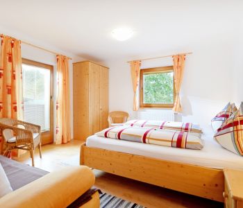 Gasthaus-Franzl-Ellmau-Kapellenweg-10-Anita-Hochfilzer-Appartement-Schlafzimmer1-.jpg