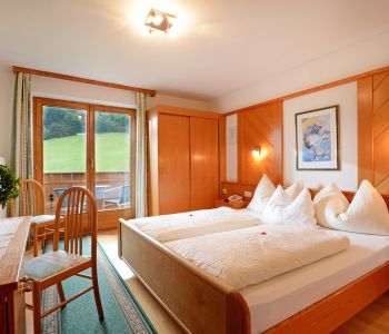Gasthaus-Franzl-Ellmau-Kapellenweg-10-Anita-Hochfilzer-Zimmer-5-Schlafzimmer.jpg