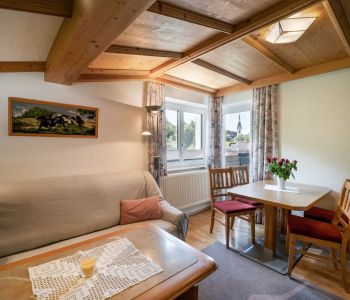 Haus_Franz_Kapellenweg_10_Ellmau_05_2023_Appartement_8_Wilder_Kaiser_Wohnzimmer_1.jpg