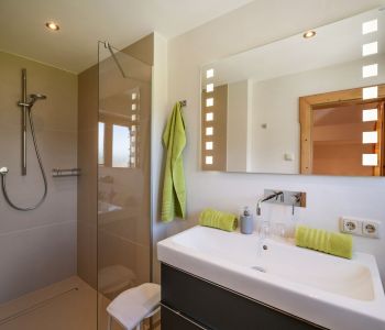 Haus_Franz_Kapellenweg_10_Ellmau_05_2023_Appartement_8_Wilder_Kaiser_Badezimmer.jpg