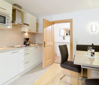Gasthaus-Franzl-Ellmau-Kapellenweg-10-Anita-Hochfilzer-Appartement-3-Wohnkueche1.jpg