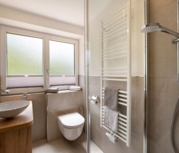 Haus_Franz_Kapellenweg_10_Ellmau_05_2023_Appartement_4_Stanglleit_Badezimmer_1.jpg