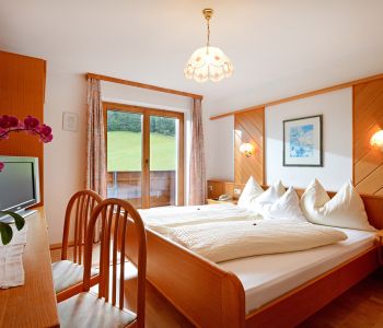Gasthaus-Franzl-Ellmau-Kapellenweg-10-Anita-Hochfilzer-Zimmer-3-Schlafzimmer.jpg