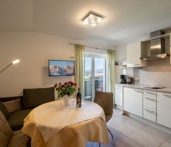 Haus_Franz_Kapellenweg_10_Ellmau_05_2023_Appartement_6_Kaiserblick_Kueche.jpg