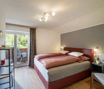 Haus_Franz_Kapellenweg_10_Ellmau_05_2023_Appartement_6_Kaiserblick_Schlafzimmer.jpg